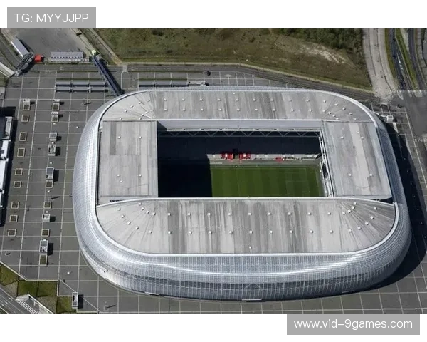 里尔主场皮埃尔·莫鲁瓦球场氛围热烈