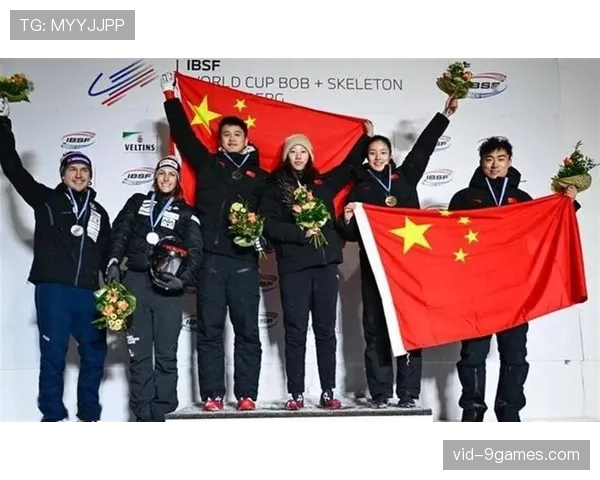 颁奖仪式后，冠军队长将奖牌挂在了因伤缺阵队友的脖子上