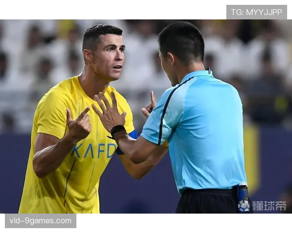 热那亚球员因不满判罚围堵裁判，导致比赛中断近三分钟